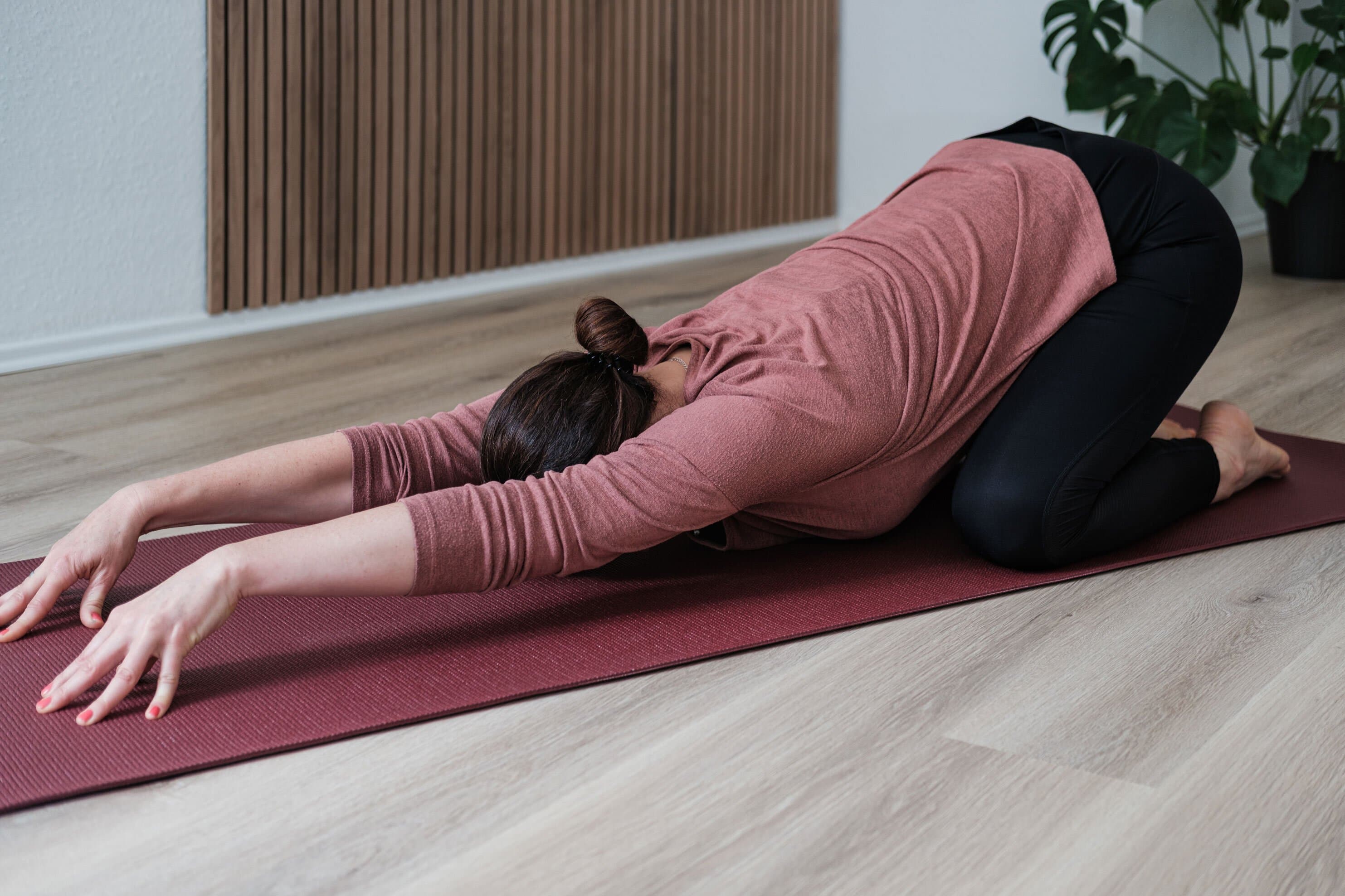 Ariane Grebenstein in der Kindhaltung auf einer Yogamatte
