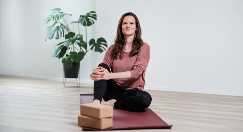Ariane bei einer sanften Yogaübung im Sitzen